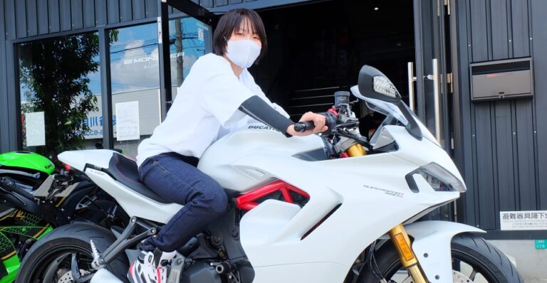 バイク女子yサマに新型スーパースポーツ950s 納車 ドゥカティ大阪ウエスト