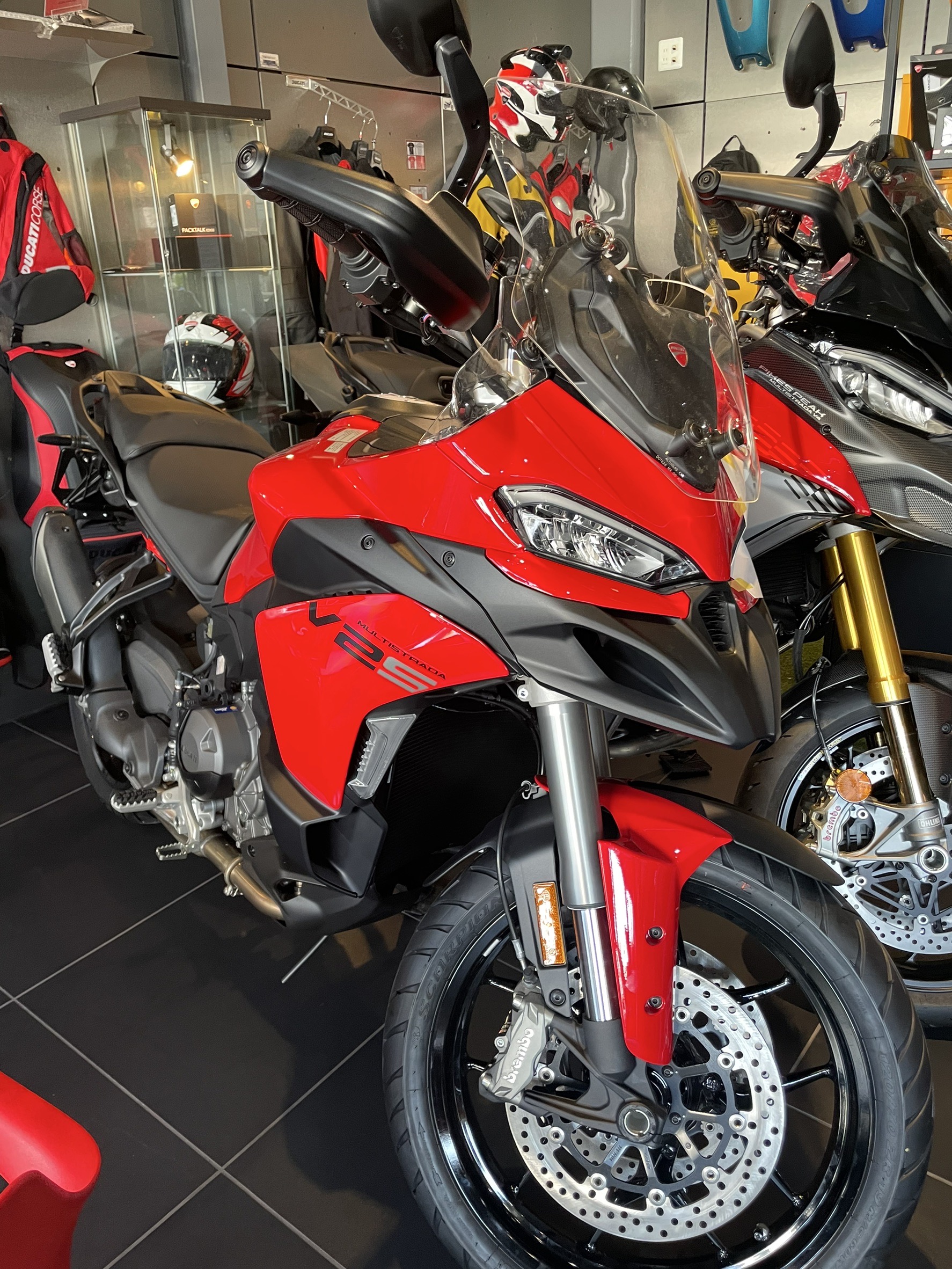 ムルティストラーダV2入荷